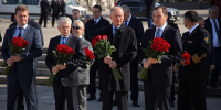 Николай Патрушев, Алексей Чекунков и Александр Цыбульский возложили цветы к памятнику Участникам Северных конвоев в Архангельске - Газета Вельские вести